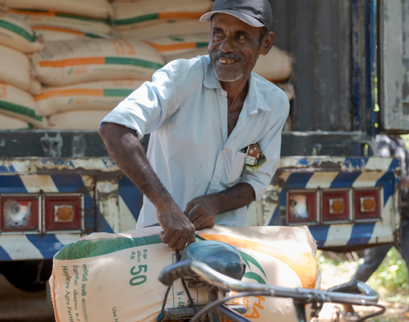 FAO-Delivers-Fertilizer-Support-to-Cyclone-Affected-Paddy-Farmers-in-Anuradhapura-IMAGE-1-5